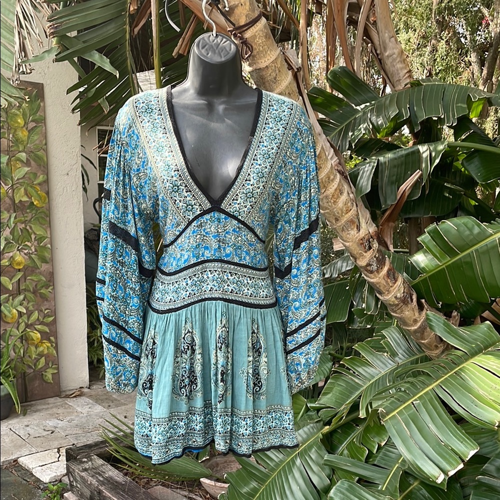 Bohemian  scarf print with balloon sleeves and ruffled hem
